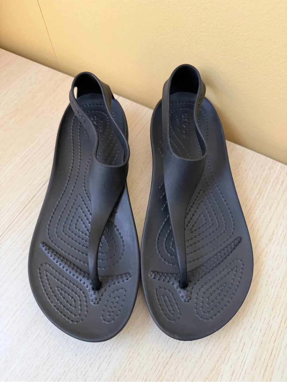 Crocs Serena Sexi Flip Flop Strap Sandals Women's Size 7 Black Open Toe Good